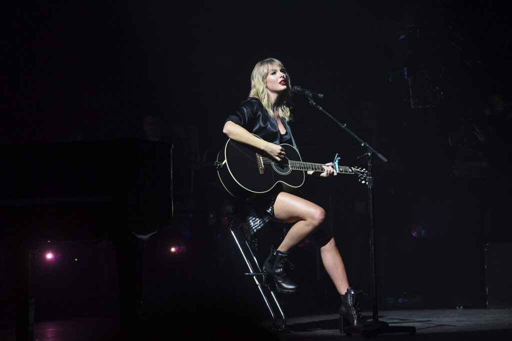 taylor-swift-dusts-off-luna-halo-cover-in-sao-paulo