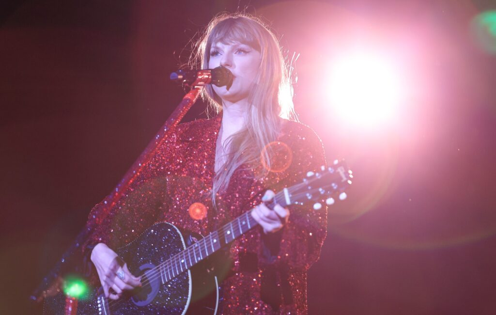 watch-taylor-swift-perform-‘safe-&-sound’-and-‘untouchable’-for-first-time-in-a-decade