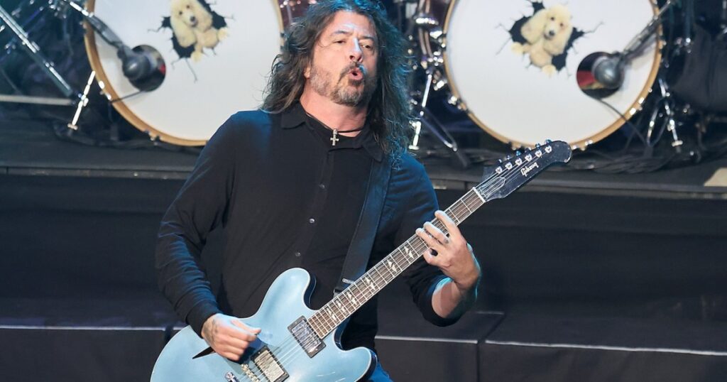 dave-grohl-relies-on-“no-cursing”-sign-to-avoid-swearing-on-stage-in-abu-dhabi