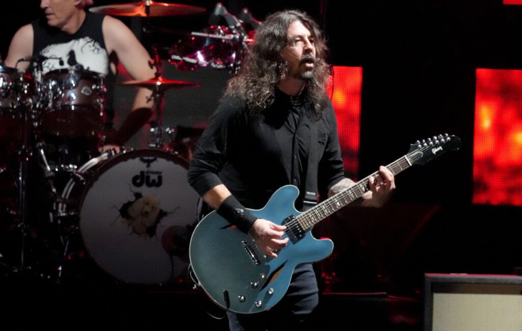 dave-grohl-needed-a-“no-cursing”-sign-to-remind-him-not-to-swear-in-abu-dhabi