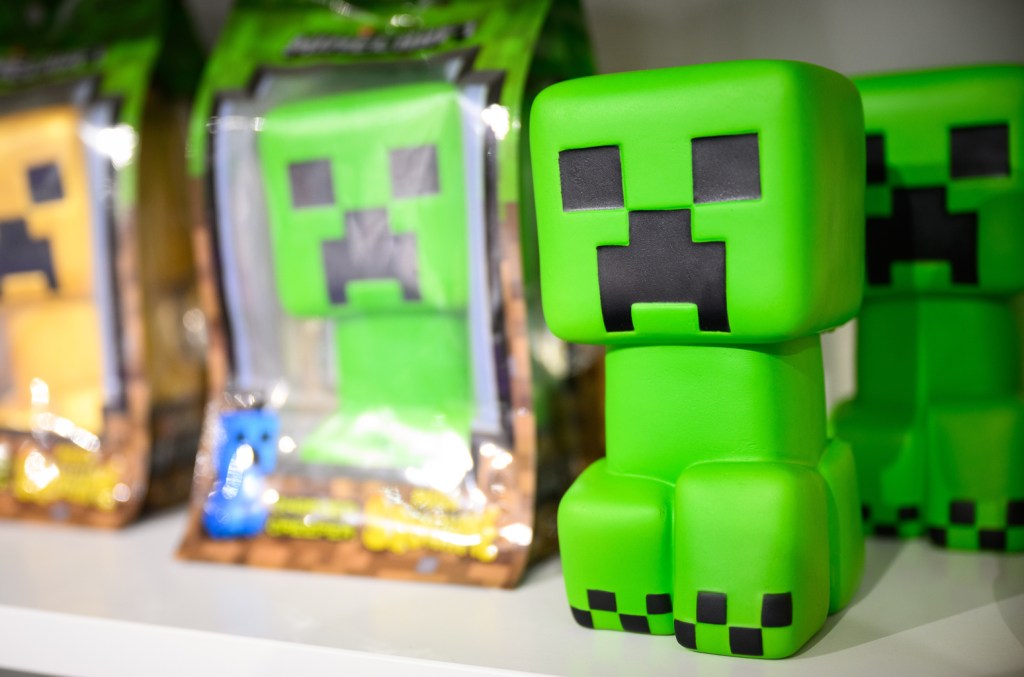 the-7-best-mini-fridges-for-gamers:-minecraft,-fortnite,-xbox-& more