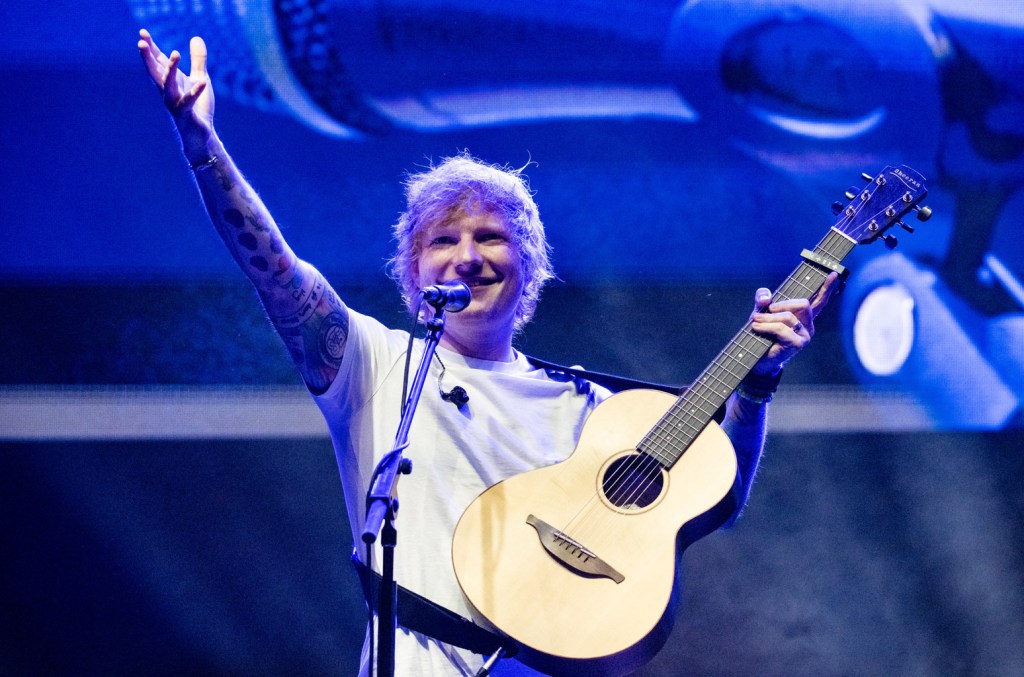 ed-sheeran-&-chris-hemsworth-wield-thor’s-hammer-in-singer’s-2023-year-end-photos recap