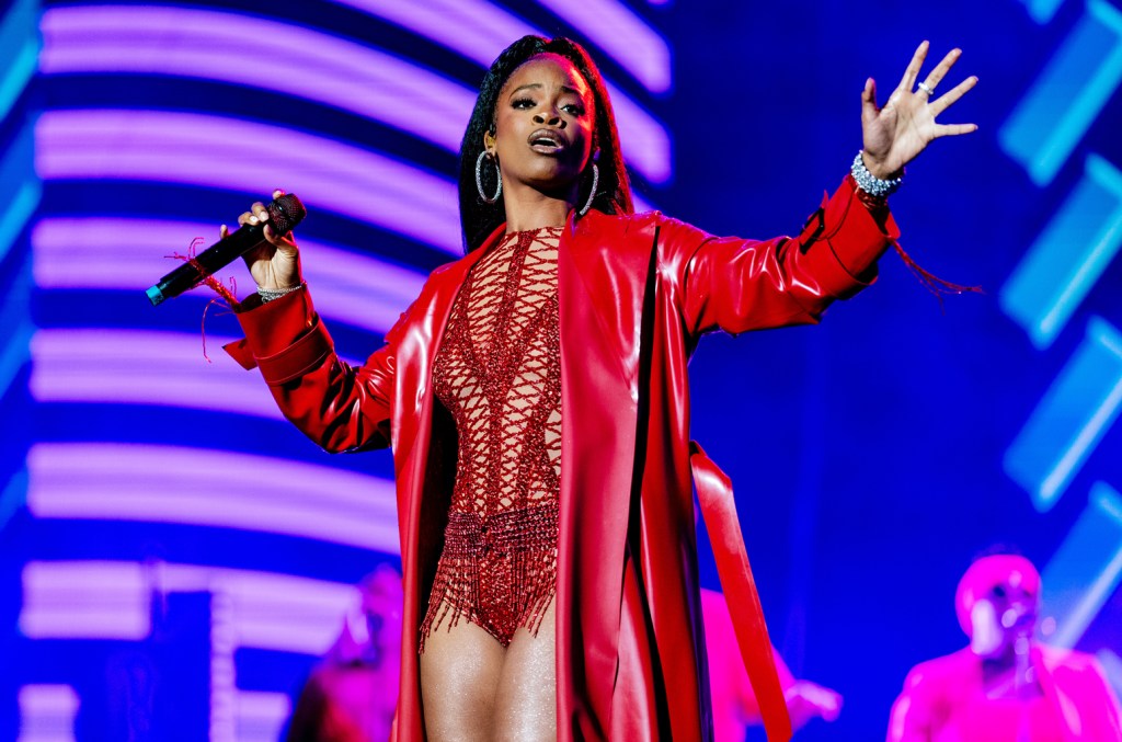 ari-lennox-pauses-show,-threatens-to-‘f—-up’-fan-after-getting-water-bottle-thrown-at-her onstage