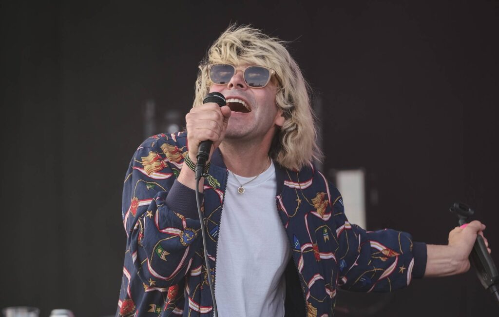 watch-the-charlatans’-impromptu-performance-at-a-manchester-train-station