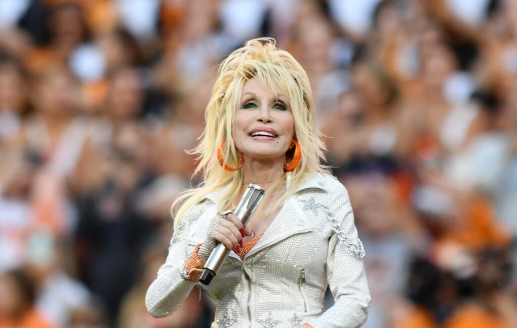 dolly-parton-on-why-she-wrote-protest-song-‘world-on-fire’:-“this-world-is-going-up-in-flames”