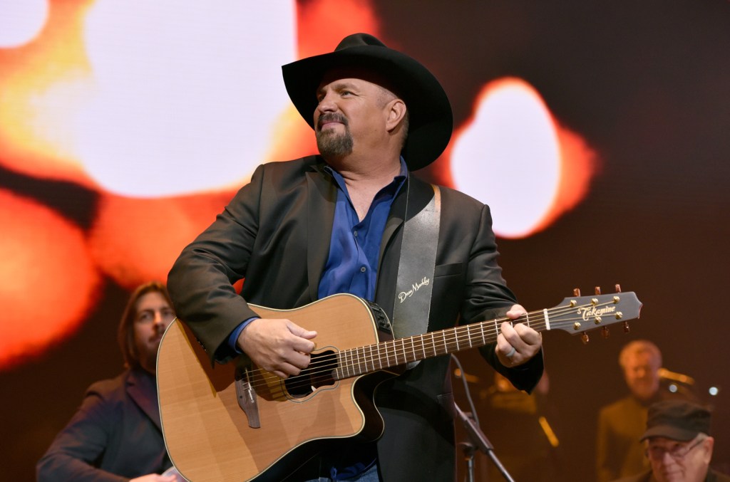 join-garth-brooks-on-his-las-vegas-stage-tonight-for-a-special-holiday livestream