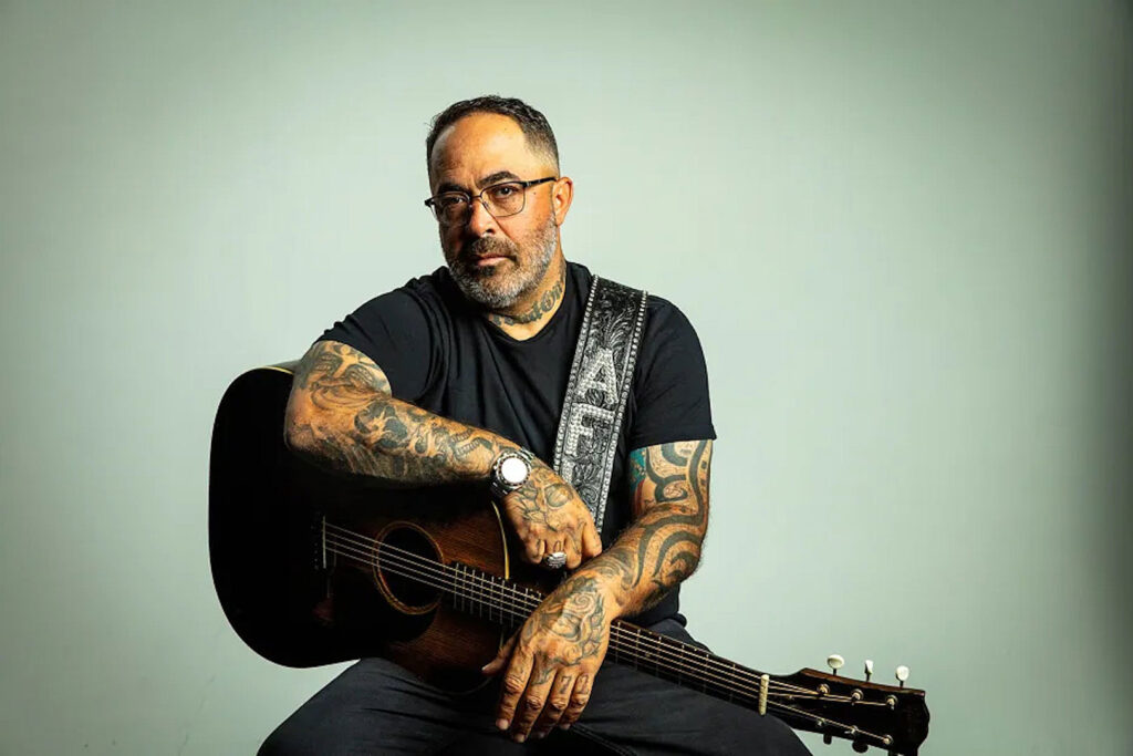 aaron-lewis-postpones-remaining-2023-solo-tour-dates