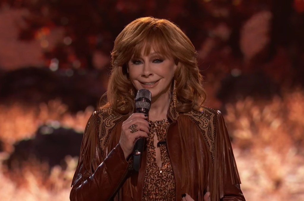 reba-mcentire-pays-tribute-to-late-mother-on-‘the-voice’-with-moving-‘seven-minutes-in-heaven’ performance