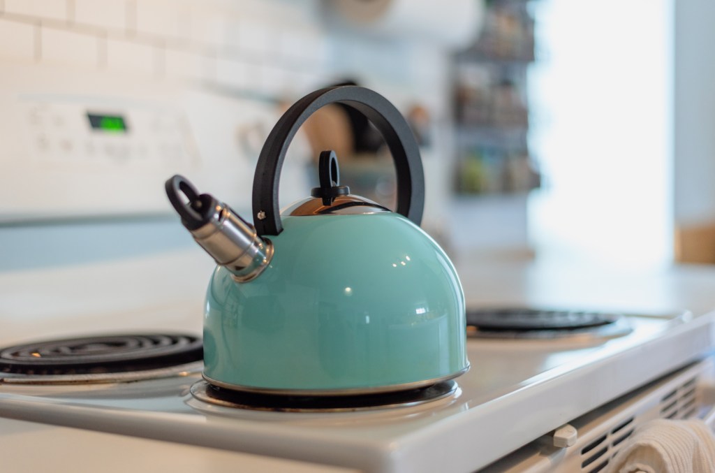 this-le-creuset-tea-kettle-is-going-viral-on-tiktok-–-and-it’s-on-sale-for-the holidays