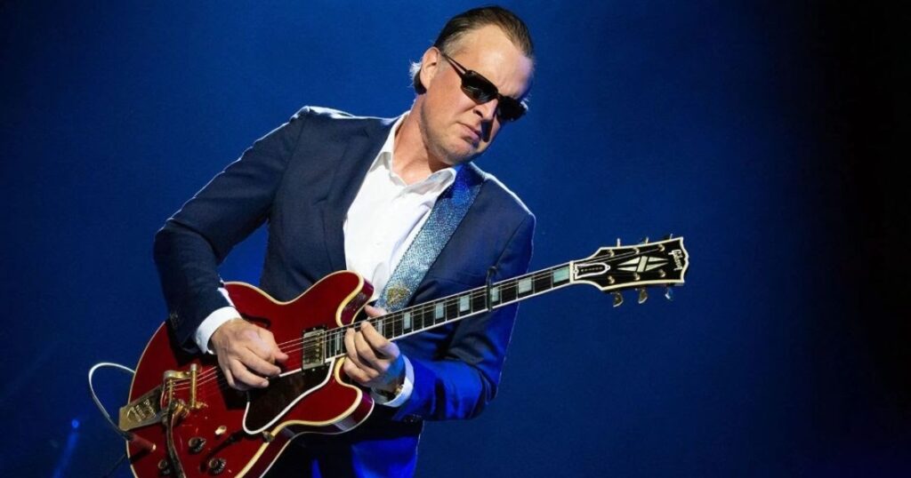 joe-bonamassa-unites-the-blues-and-holiday-season-on-new-album-‘merry-christmas,-baby’