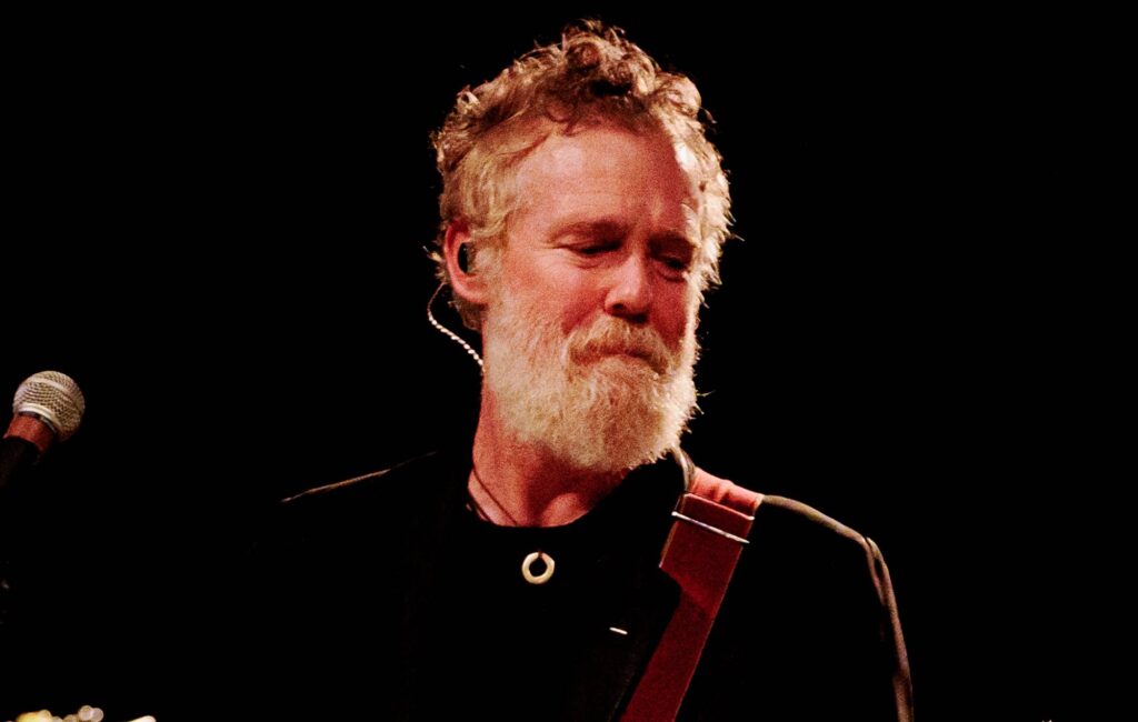 glen-hansard-and-lisa-o’neill-perform-‘fairytale-of-new-york’-at-shane-macgowan’s-funeral