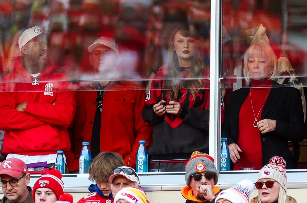 tony-romo-calls-taylor-swift-travis-kelce’s-‘wife’-as-singer-cheers-on-the-chiefs-at-arrowhead stadium