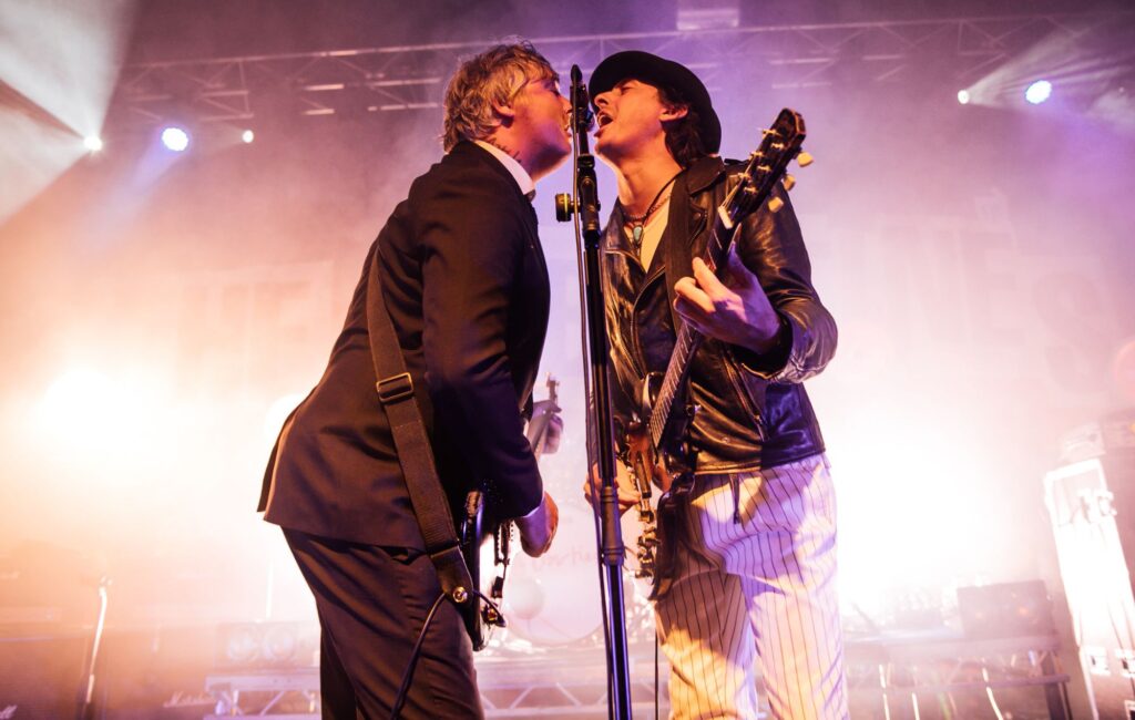 watch-the-libertines-debut-new-‘all-quiet-on-the-eastern-esplanade’-songs-at-intimate-margate-gig