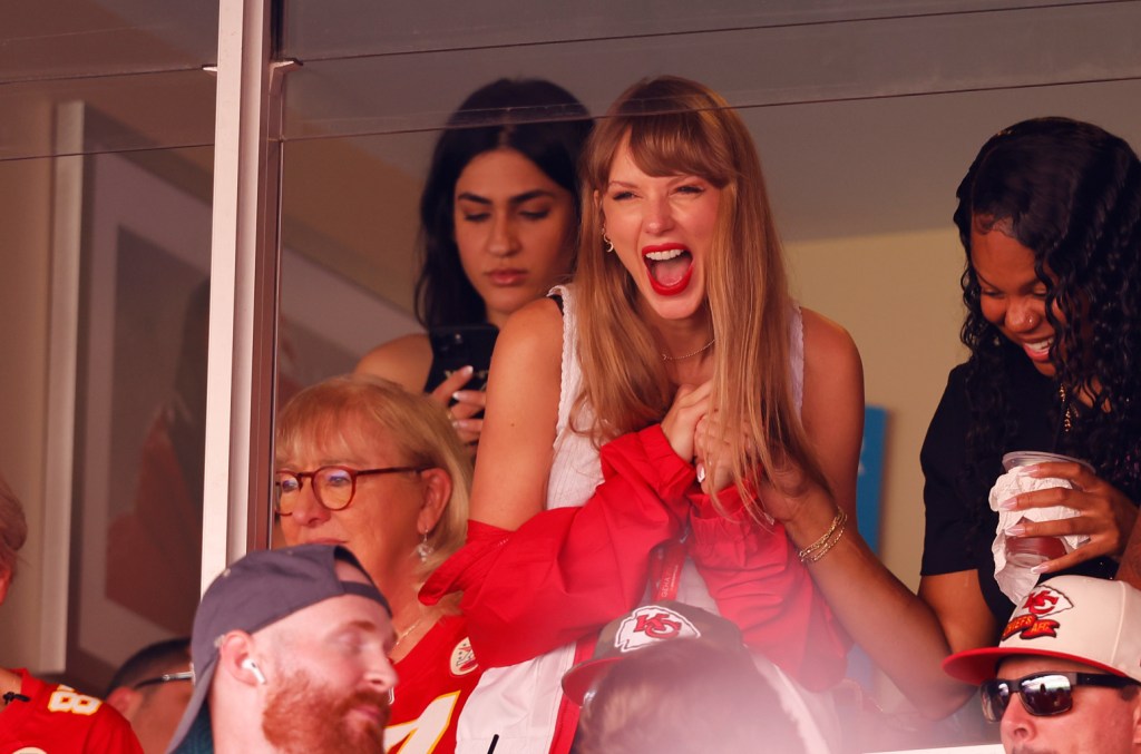 kansas-city-chiefs-owners-give-taylor-swift-a-birthday present