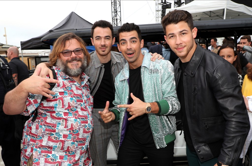 jack-black-joins-jonas-brothers-onstage-for-‘peaches’-performance