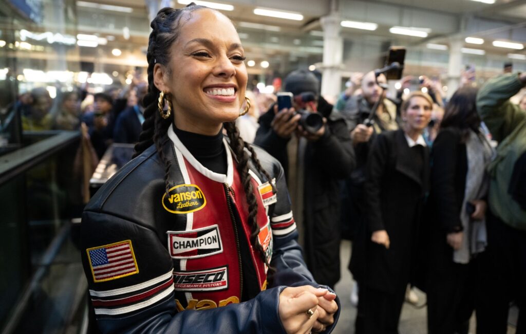 watch-alicia-keys-surprise-fans-with-london-train-station-performance