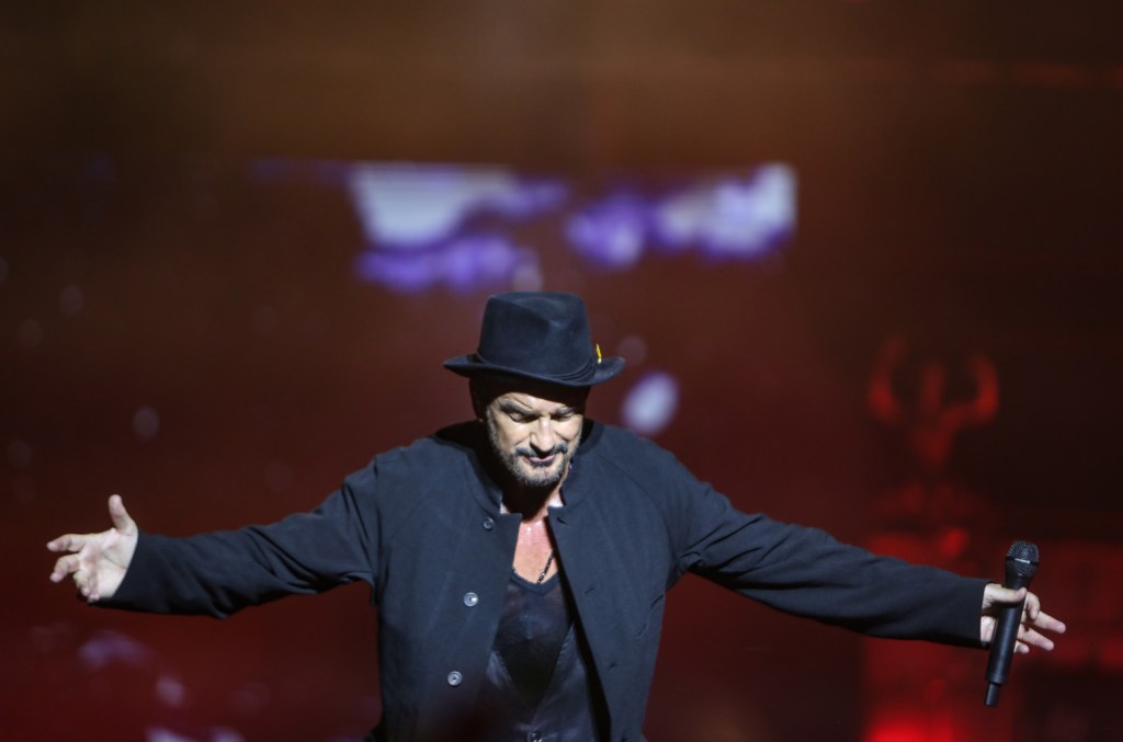 ricardo-arjona-halts-touring-due-to-spinal-issues:-‘i-will-disappear-to-invent-a-greater-motive-than-this one’