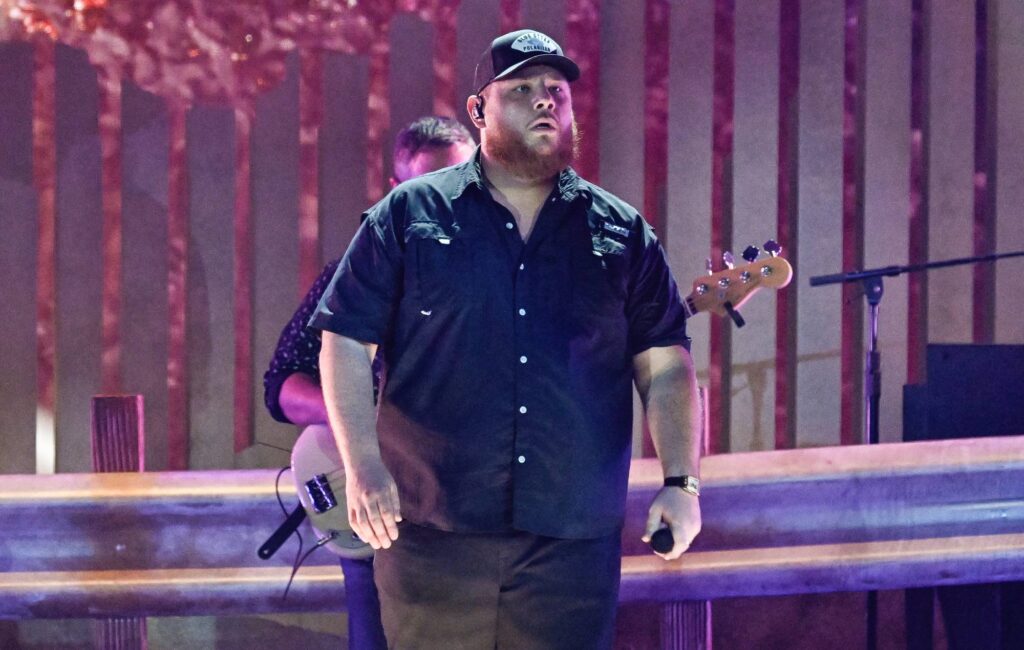 luke-combs-helps-fan-he-unknowingly-sued-for-$250,000