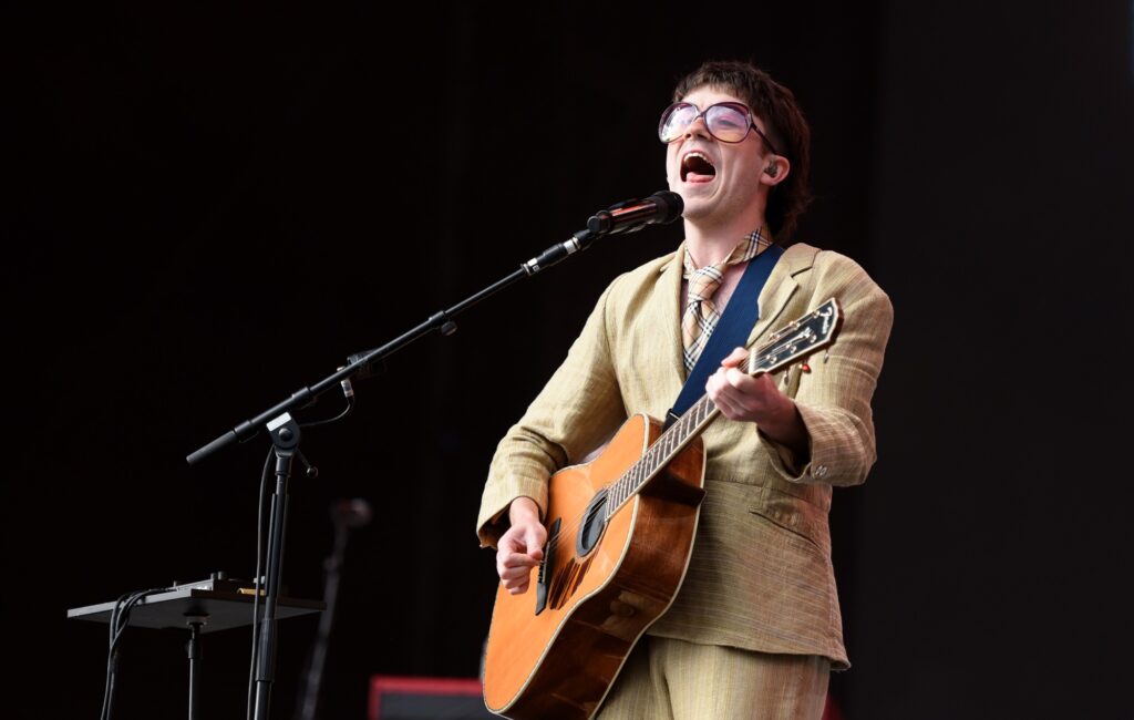 declan-mckenna-shares-studio-cover-of-abba’s-‘slipping-through-my-fingers’