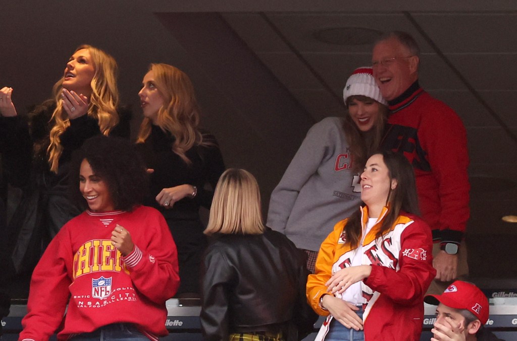 taylor-swift-brings-dad-to-cheer-on-travis-kelce-at-chiefs-patriots-game-at-gillette stadium