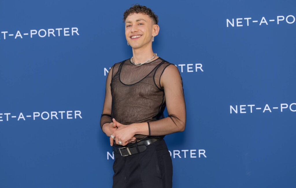 olly-alexander-wants-to-“fly-the-flag-for-the-country-in-the-gayest-way-possible”-at-eurovision-2024