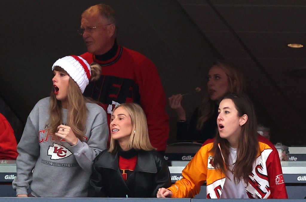 taylor-swift-kept-warm-in-a-comfy-kansas-city-chiefs-beanie:-here’s-where-you-can-snag one