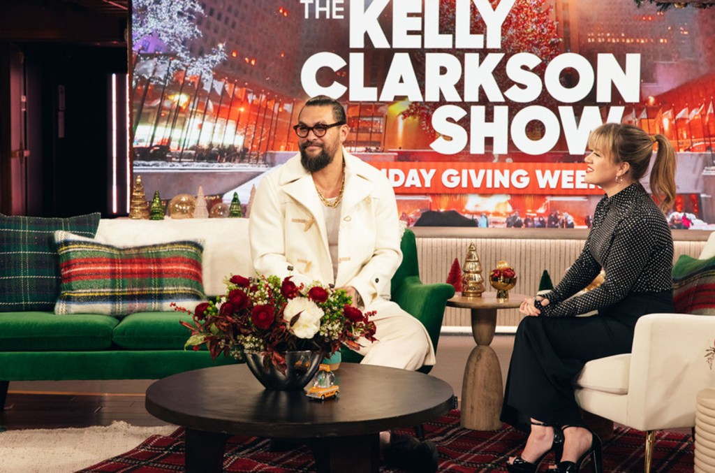 jason-momoa-belts-christmas-songs-with-kelly-clarkson-(and-rips-his-shirt-off-in-the process)