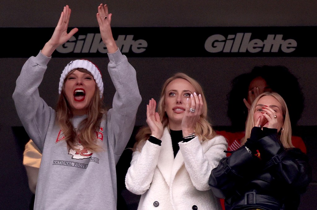 taylor-swift-gives-out-handfuls-of-cash-tips-to-gillette-stadium-workers-at-chiefs game