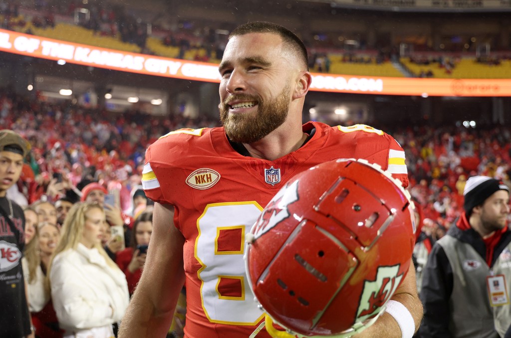 travis-kelce-strings-together-a-friendship-bracelet-in-nickelodeon-nfl’s-game promo