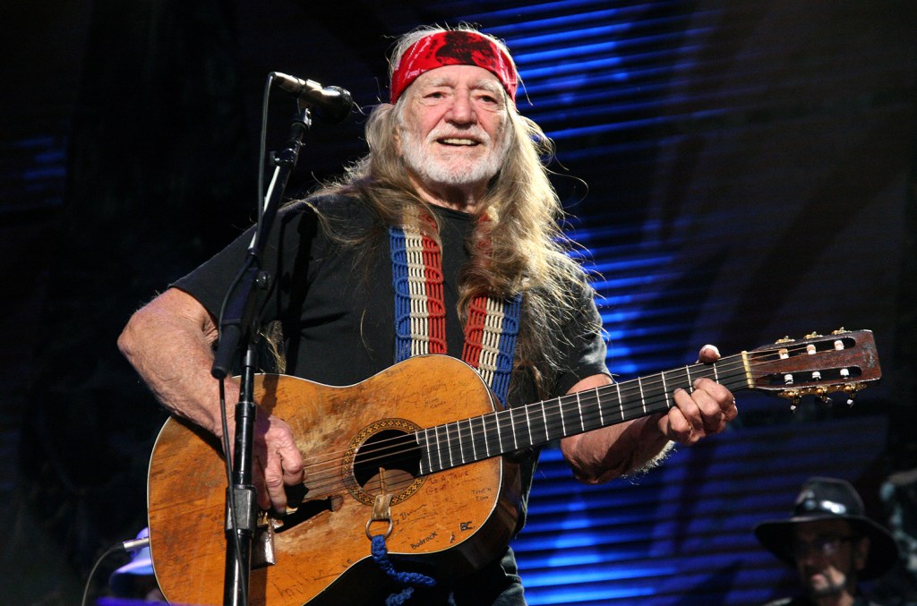 ‘willie-nelson-&-family’:-how-to-stream-the-documentary-series-for-free-on paramount+