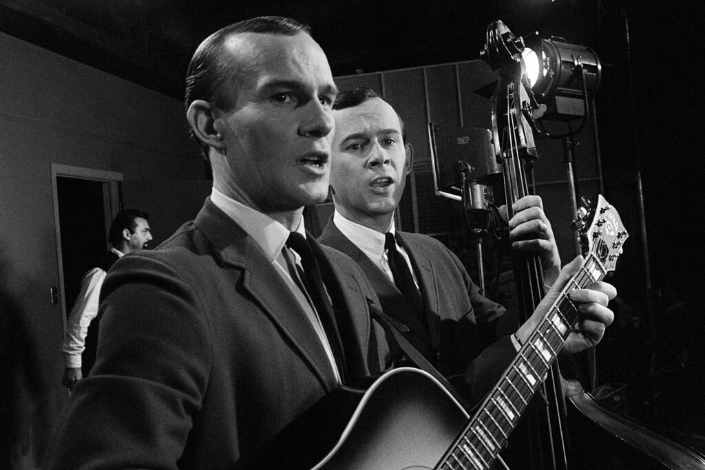 tom-smothers-of-the-smothers-brothers-comedy-duo-dead-at-86