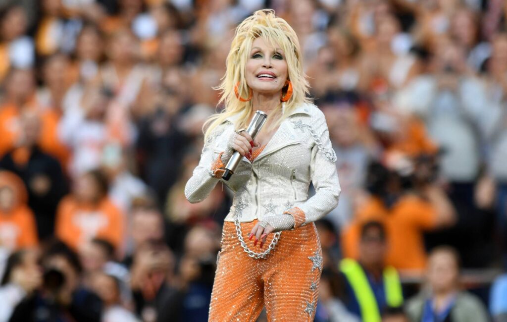 dolly-parton-surprises-dying-fan-to-help-him-complete-bucket-list - 