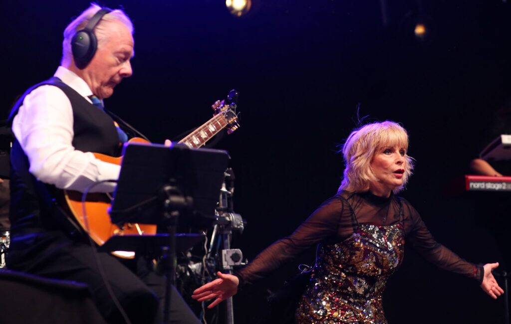 watch-robert-fripp-and-toyah-kick-off-new-year-by-covering-kiss’-‘lick-it-up’