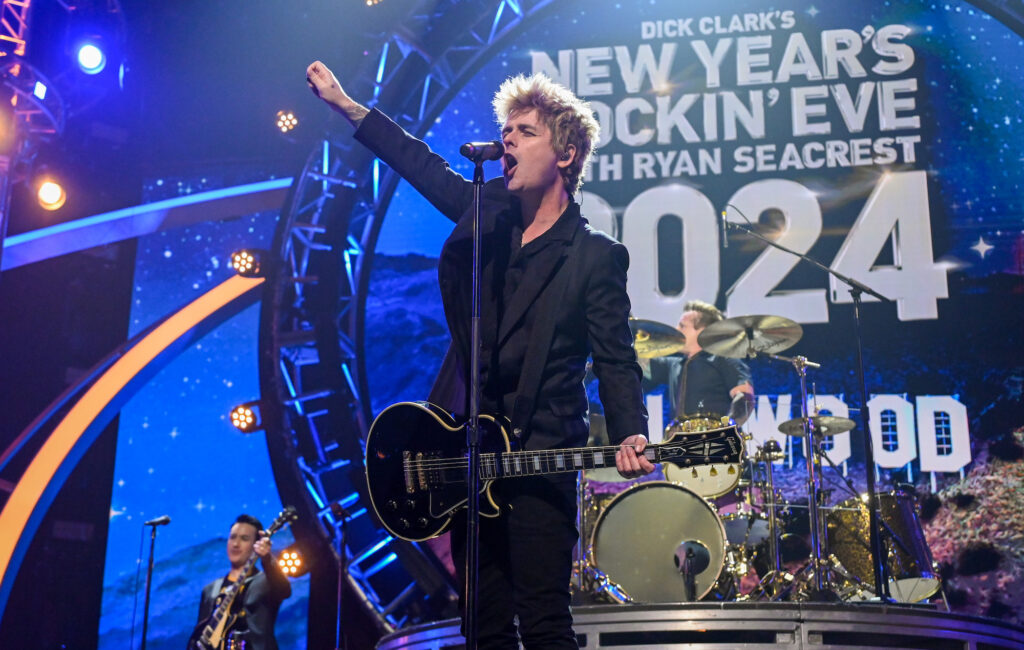 watch-official-footage-from-green-day’s-controversial-‘new-year’s-rockin’-eve’-performance