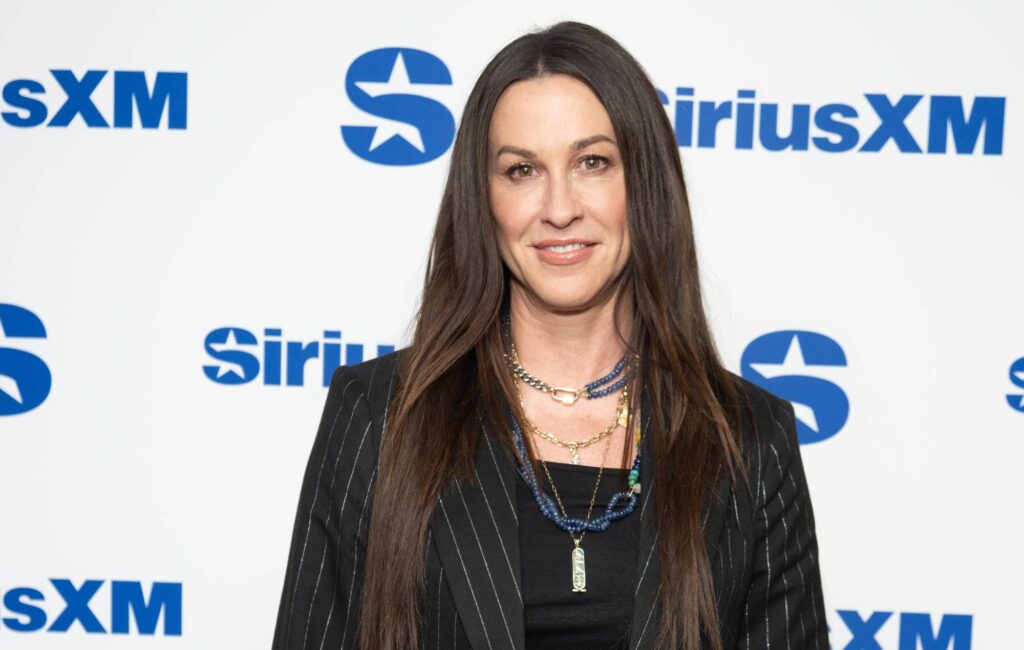 alanis-morissette-learns-her-great-uncles-died-in-the-holocaust-in-new-tv-special