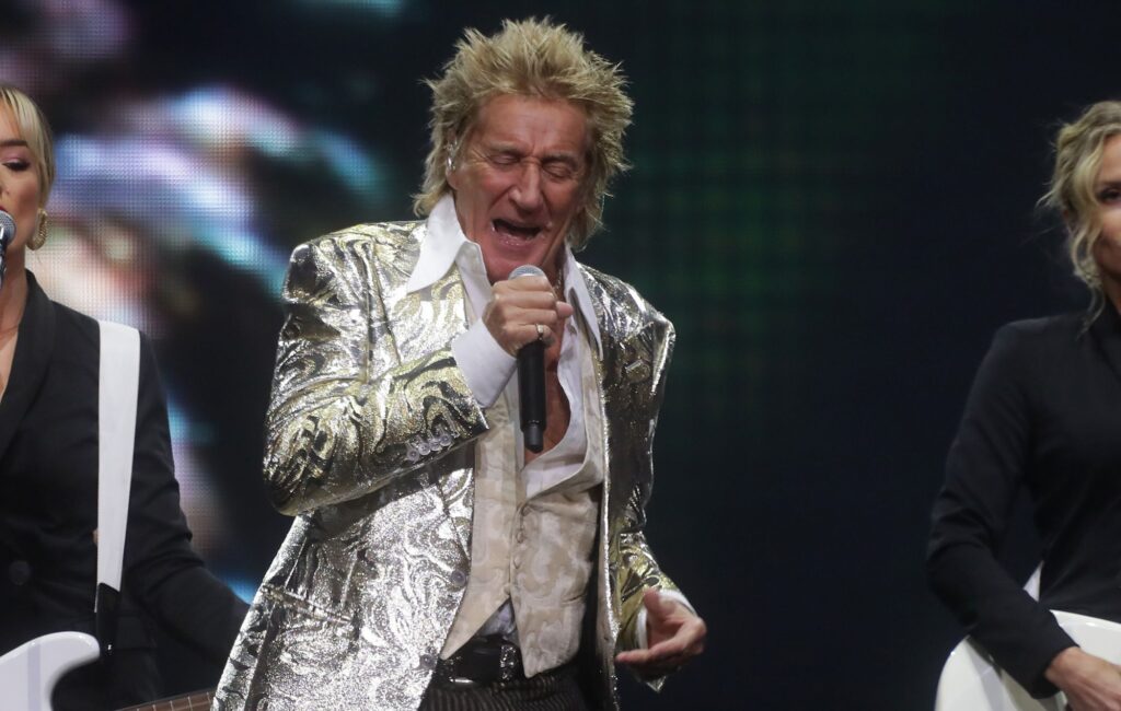 rod-stewart-gives-scottish-hotel-staff-a-10k-tip-–-and-advice-on-how-to-spend-it