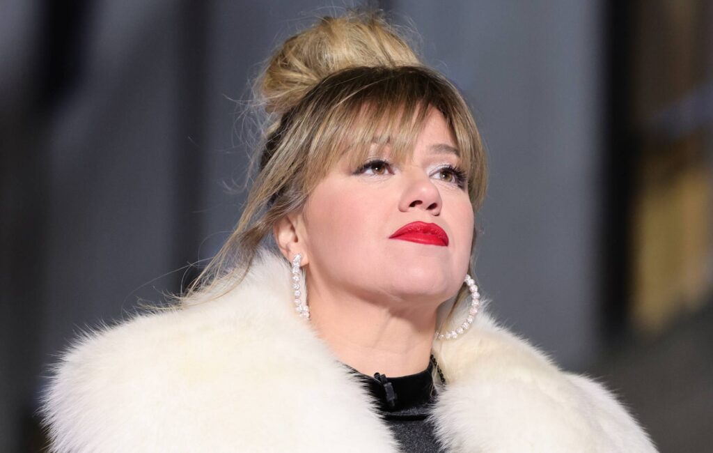 kelly-clarkson-speaks-about-“extraordinarily-hard”-post-divorce-depression