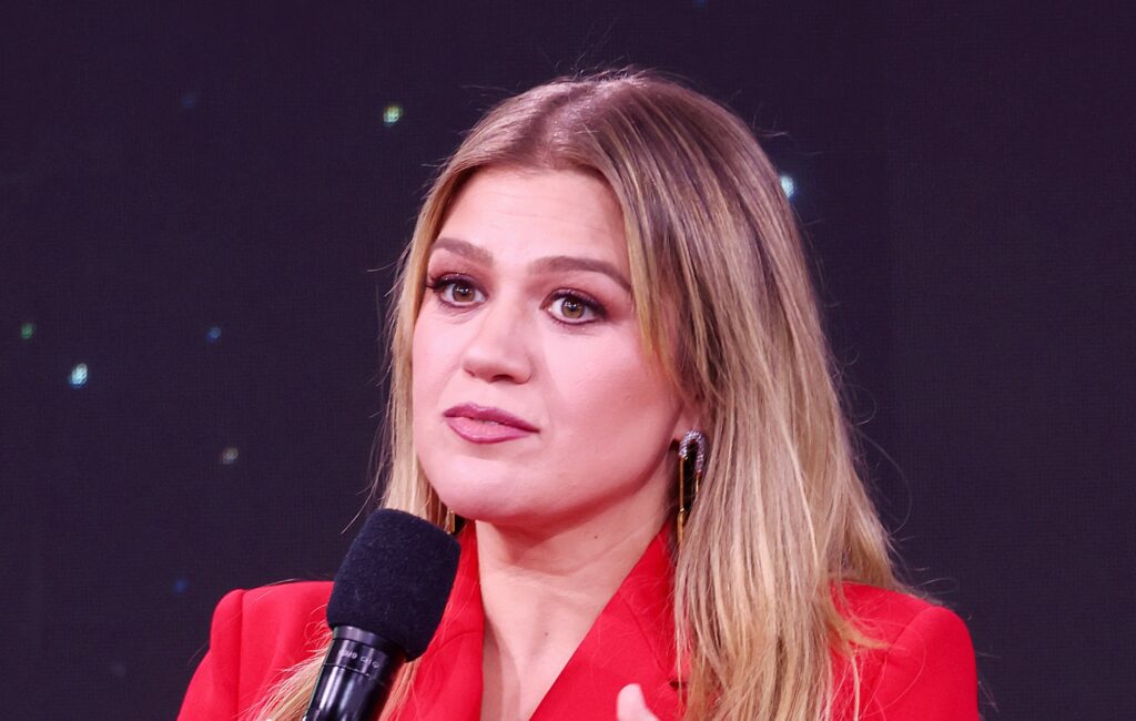 kelly-clarkson-says-social-media-for-her-kids-is-“not-allowed-under-my-roof”