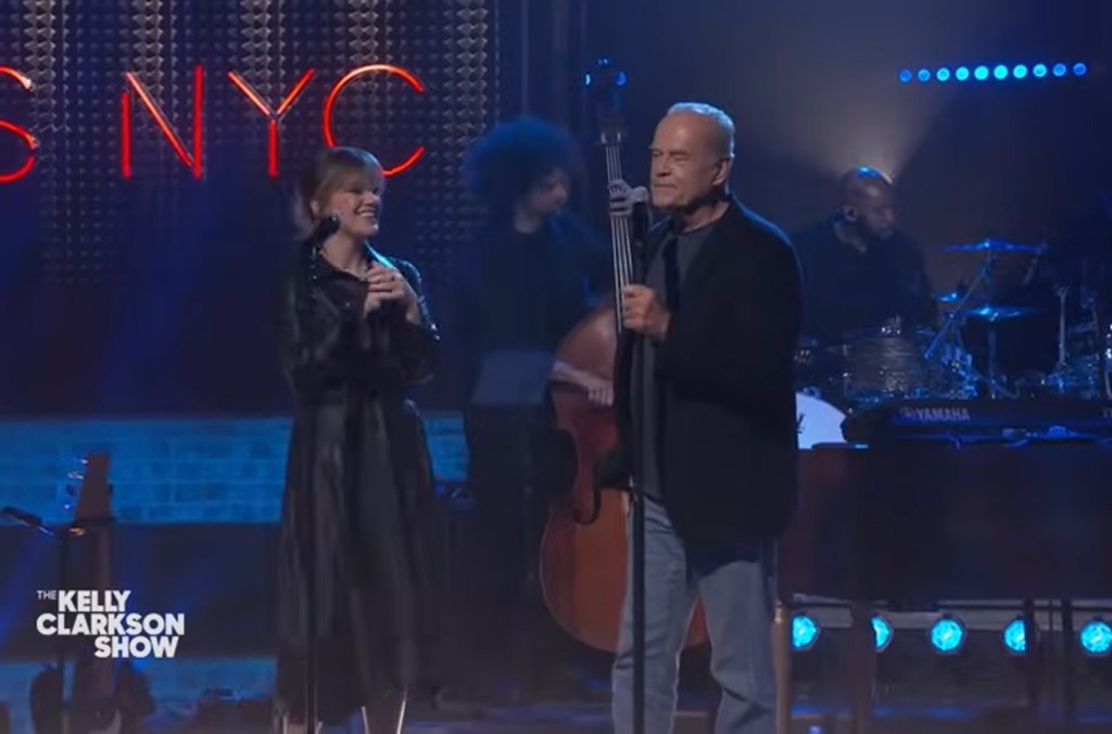 kelly-clarkson-gets-jazzy-with-kelsey-grammer-for-‘frasier’-theme-song-kellyoke duet