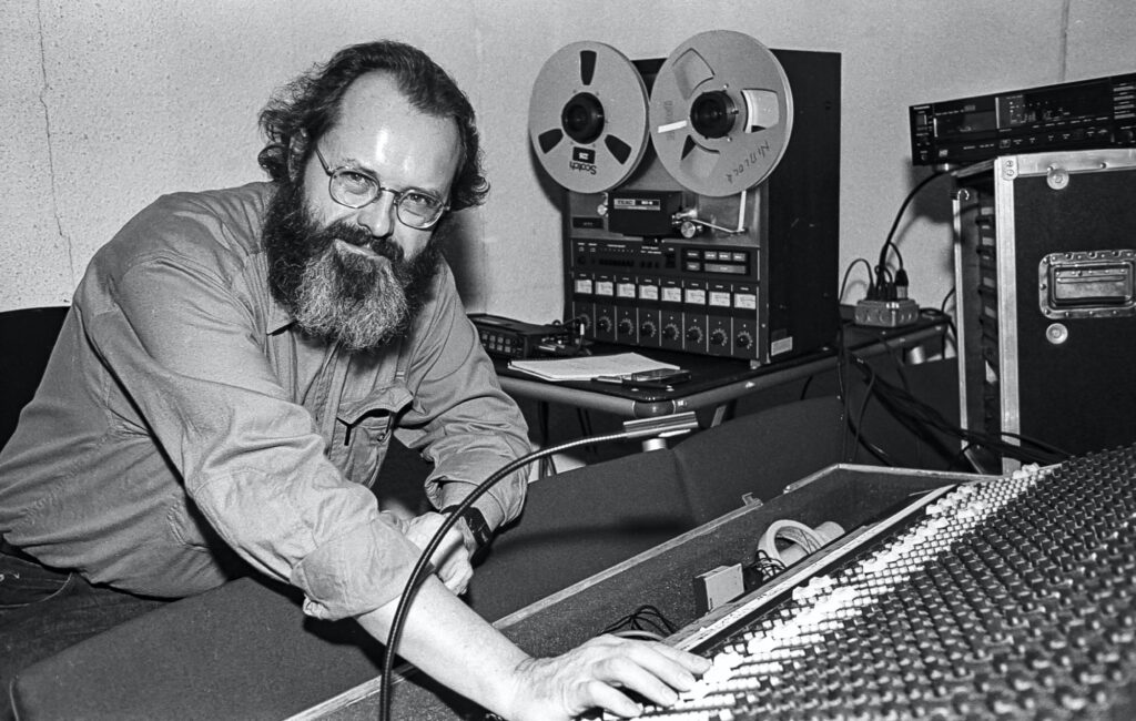 legendary-avant-garde-composer-and-filmmaker-phill-niblock-dies,-aged-90