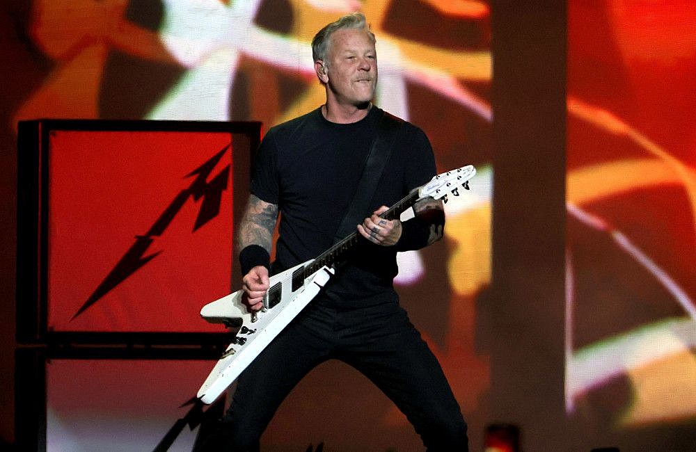 metallica’s-james-hetfield-wants-microphone-with-built-in-feature