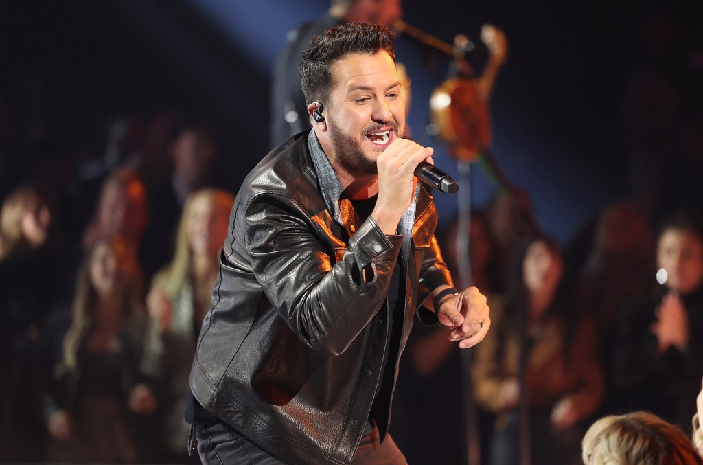 luke-bryan-covers-an-elvis-presley-classic-during-his-las-vegas-residency: watch