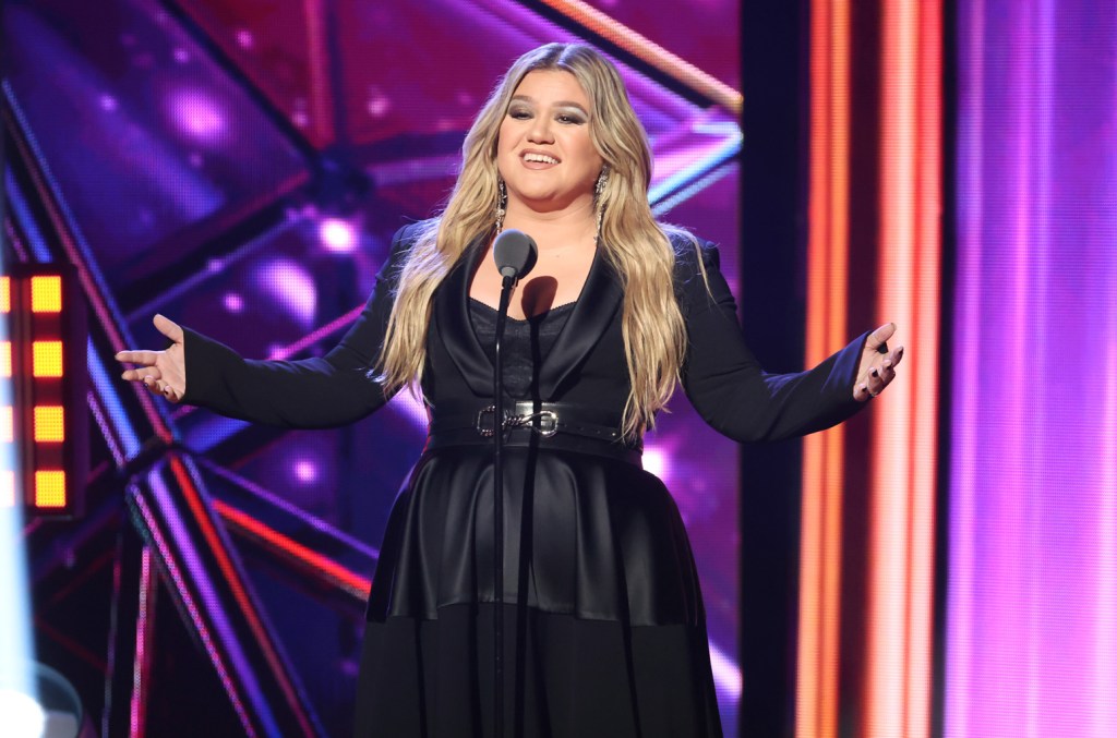 kelly-clarkson-reflects-on-being-‘young’-with-miley-cyrus cover