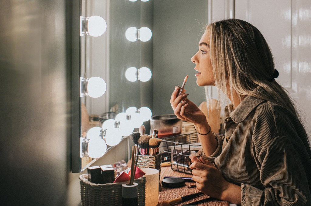 walmart’s-popular-vanity-mirror-with-lights-exudes-hollywood-vibes-&-just-dropped-its-price-by 38%