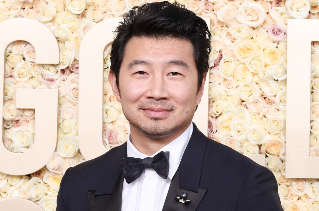 simu-liu-promises-he-won’t-‘slander’-taylor-swift-as-2024-people’s-choice-awards host