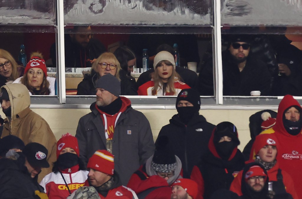 taylor-swift,-bundled-up-in-a-custom-‘87′-coat,-attends-chiefs-dolphins-game-with-travis-kelce’s mom