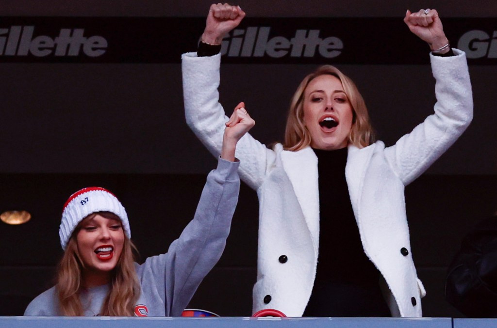 taylor-swift-and-brittany-mahomes-are-‘twinning-&-winning’-in-new-photos-from-chiefs game