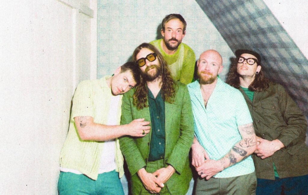 idles-share-raucous-new-single-‘gift-horse’:-“look-at-us-go!”