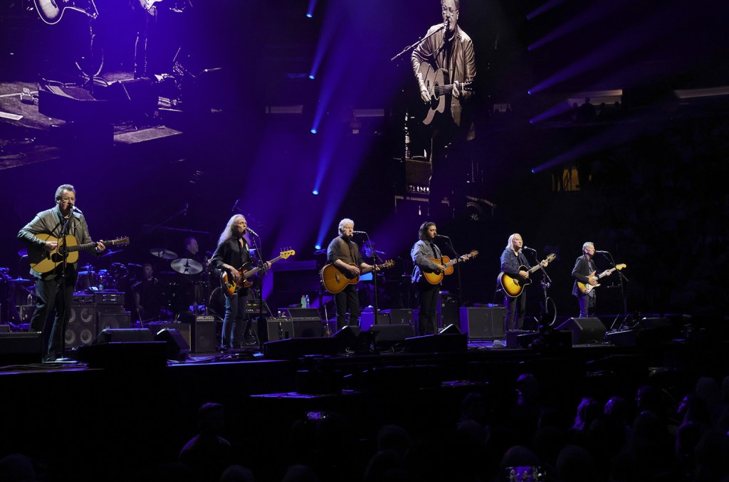 eagles-say-goodbye-to-the-road-&-fallen-friends-with-4-la-forum-shows-on-long-goodbye-final tour