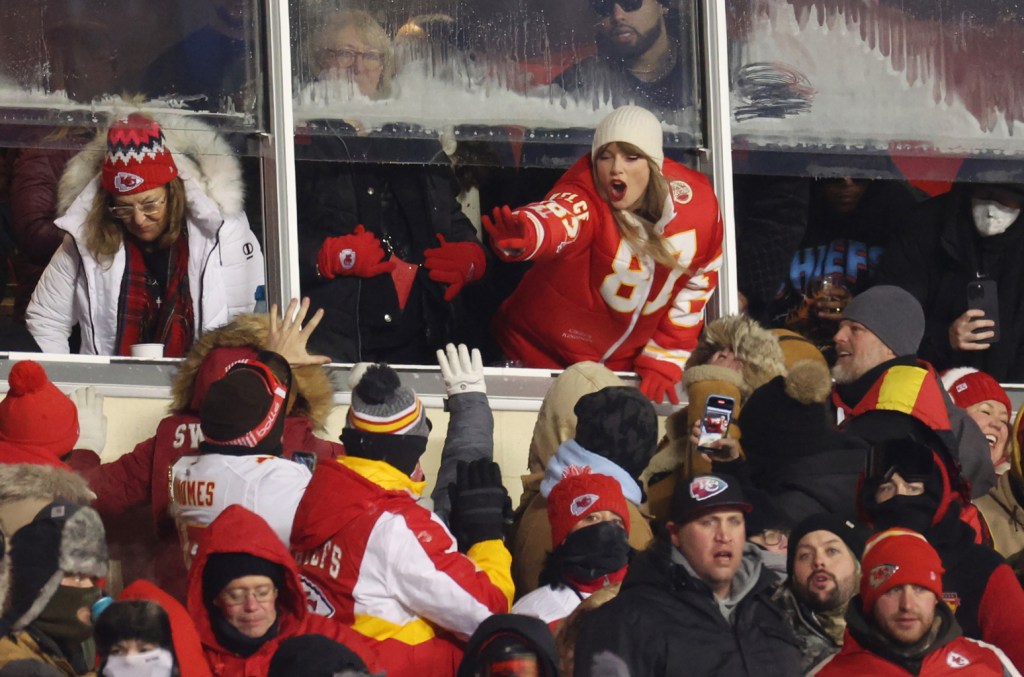 taylor-swift-gives-her-scarf-to-freezing-fan-at-chiefs-dolphins game